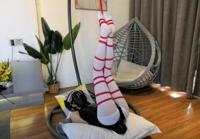 【小自白】白丝女仆吊篮开腿放置+皮质束缚衣圣诞树吊腿+白丝全包震动棒装箱
