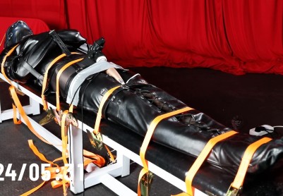 【面具男】伪娘郭媛接受拘束衣过夜随机榨干震震惩罚！睡眠时间8小时，每小时随机10次1分钟震动（并不会高潮）3次4分钟以上随机震动！（会高潮！有时候会连续震动10分钟！）