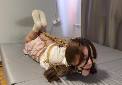 【玩奴原创】最大xiong素人妹妹的超紧暴杀驷马！白短袜马具口球堵嘴！