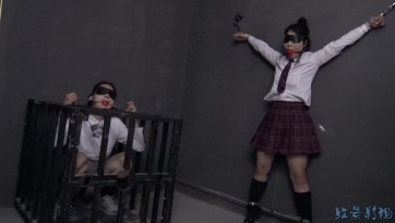 【胜景影视】新片《地牢禁锢JK双学生妹》 双学生妹被禁锢在地牢里