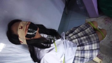 【TiedIndonesia】美丽的JK学生回家时被绑架