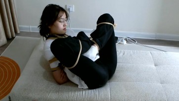 【吴越】文静，半袖校服眼镜学姐的桃符之虐第一季，羞羞的捆绑姿势和挠痒游戏，白袜小脚挺好玩，只是银铃般的笑声有点扰民