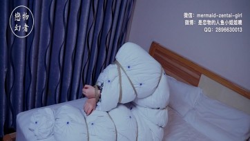 【恋物幻者】飞机迫降头等舱空姐被挑事乘客（恋足全包癖）羞辱霸凌不敢反抗 在小旅馆内惨遭变态手法（手铐+棉被全包捆绑）奸sha！金属手铐+白丝tk+sp打屁股+脱光光舔足+全包调戏一一安排~