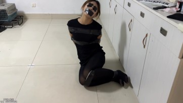 【梦川】黑丝美女胶带脱缚寻物挑战