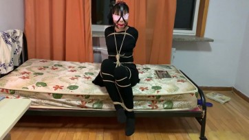 【玩奴原创】小姐姐莉莉的欧式超紧缚与花样堵嘴，口环鼻钩收集口水，马具大口球，肉丝白袜多重堵嘴，超紧鼻钩丝袜头套，拒绝摆拍，小姐姐也扛不住了。近一小时长篇放送