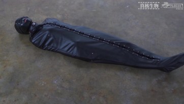 【真核生物】第六部- 致敬《道具箱》，将可爱的妹子装入皮革拘束睡袋和丝袜睡袋，加上眼罩与口枷，皮革头套