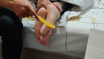 【网友作品】两男子强行束缚黑丝脚撕开黑丝四只大手暴力TK!