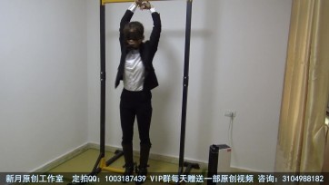 【新月原创】【佳怡】蒙眼套圈戴D塞 我被枷锁束缚着手脚套选道具 好不容易套住架子上的东西，结果却套住了最让人头疼的D塞