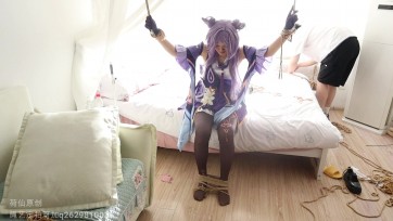 【荷仙少女】少女coser刻晴的摄影约会（下）发现是个坏摄影师，逃跑又被迷晕抓回来，双手单脚被吊起，这下又要被欺负了