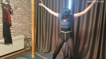 【一绳所爱】董嫣嫣黑丝美腿被大字型绑在柱子上折磨