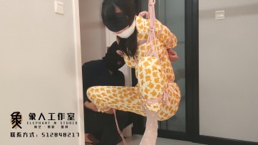 【象人工作室】小秋-单腿吊缚，口球+绷带缠嘴，疯狂tk，脚，腰，小腹都不放过，口水横流，绝望挣扎。