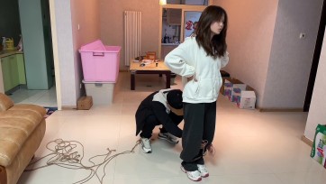 【龙飞绳艺】19岁大学生第一次被绑 体罚训练蹦跳 坐到地上捡物品 双脚捆绑，慢慢移动向前走 后面花絮采访
