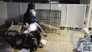 【青浦小屋】情侣主奴 黑丝高跟女友露台遛狗