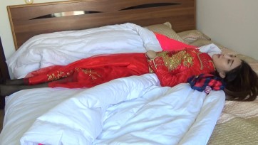 【一往情深】待嫁的新娘之《丝巾堵嘴，棉被全包捆绑，手脚被缚，牵走入洞房》