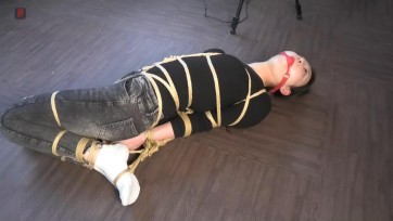 【绳之韵】新人俏俏试镜上集：天生软妹子、白袜、牛仔裤小美妞堪称惊艳的试镜表现，标准欧式直臂驷马、口球、TK、TJ，棒棒，直接上“全套”！
