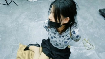 【HD飞天】空姐希希在小树林约会,被路过的歹徒发现蒙晕后绑架