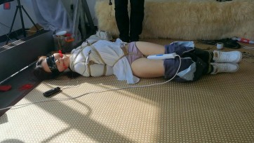 【绳之韵】敬业的女销售小凡，半透白衬衣、牛仔裤、白袜、运动鞋，驷马紧缚，刺轮、毛刷、震动乳夹、强力棒，股绳深陷的小翘臀、沉默羔羊的110分钟炼狱TJ（片头有个小彩蛋）