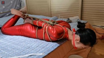 【绳之韵】阿静，红胶衣试镜正片：性感红胶衣，萌萌新妹子，极限直臂捆绑，黑丝美脚分腿驷马捆绑，棒棒固定，放置，TK、强制GC，妹子很崩溃！
