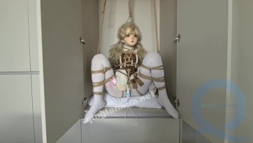 【FXX】◤人偶女友◢P机ZW都能GC三次真是饥渴坏了，可爱的娃娃里面藏着的是痛苦面具，完美的诠释了什么是真正的抽搐，多层全包打底是为了降低氧气浓度和闷汗，蛇缚✙分腿吊缚吊脖绞刑...