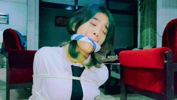 【TiedIndonesia】女学生和老师被绑架，绑匪将她们绑在一起，用胶带粘住她们的嘴，闭上眼睛