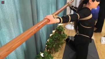 【绳之韵】魔鬼身材俏佳人小倩，写字楼舞蹈室TJ第一集，无罩棘突薄衬衣、舞蹈裤、练功架跪姿捆绑禁锢、环形口枷、震动乳夹+最新款高频棒 (效果很优秀！)，很爽的耻辱TJ游戏